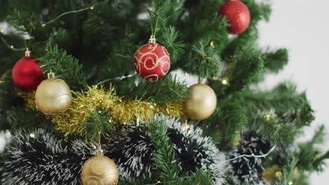 Vídeo-De-árbol-De-Navidad-Decorado-Con-Adornos-Sobre-Fondo-Blanco.