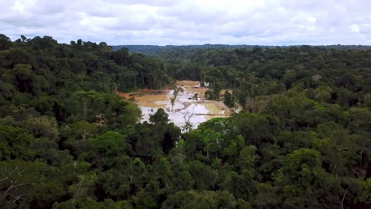 un video de un dron revela un área ilegal de minería de oro en medio de la selva amazónica