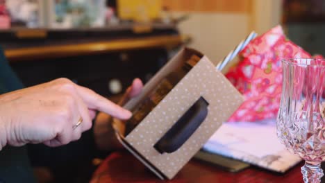 abriendo regalos de navidad en la mesa de la cena