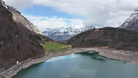 Das-Ruhige-Wasser-Des-Klöntalersees-Mit-Glärnischem-Hintergrund,-Schweiz,-Luftaufnahme