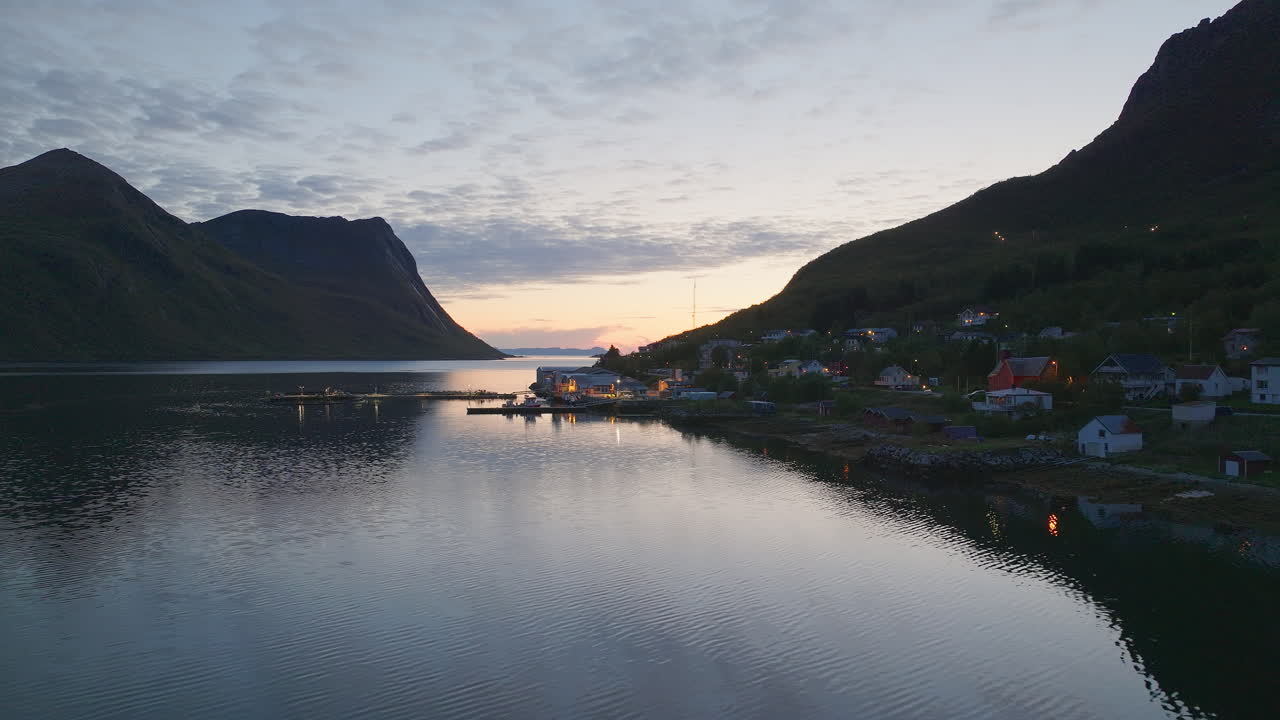 Filmato aereo cinematografico del tramonto artico a Torsken, Norvegia, Europa