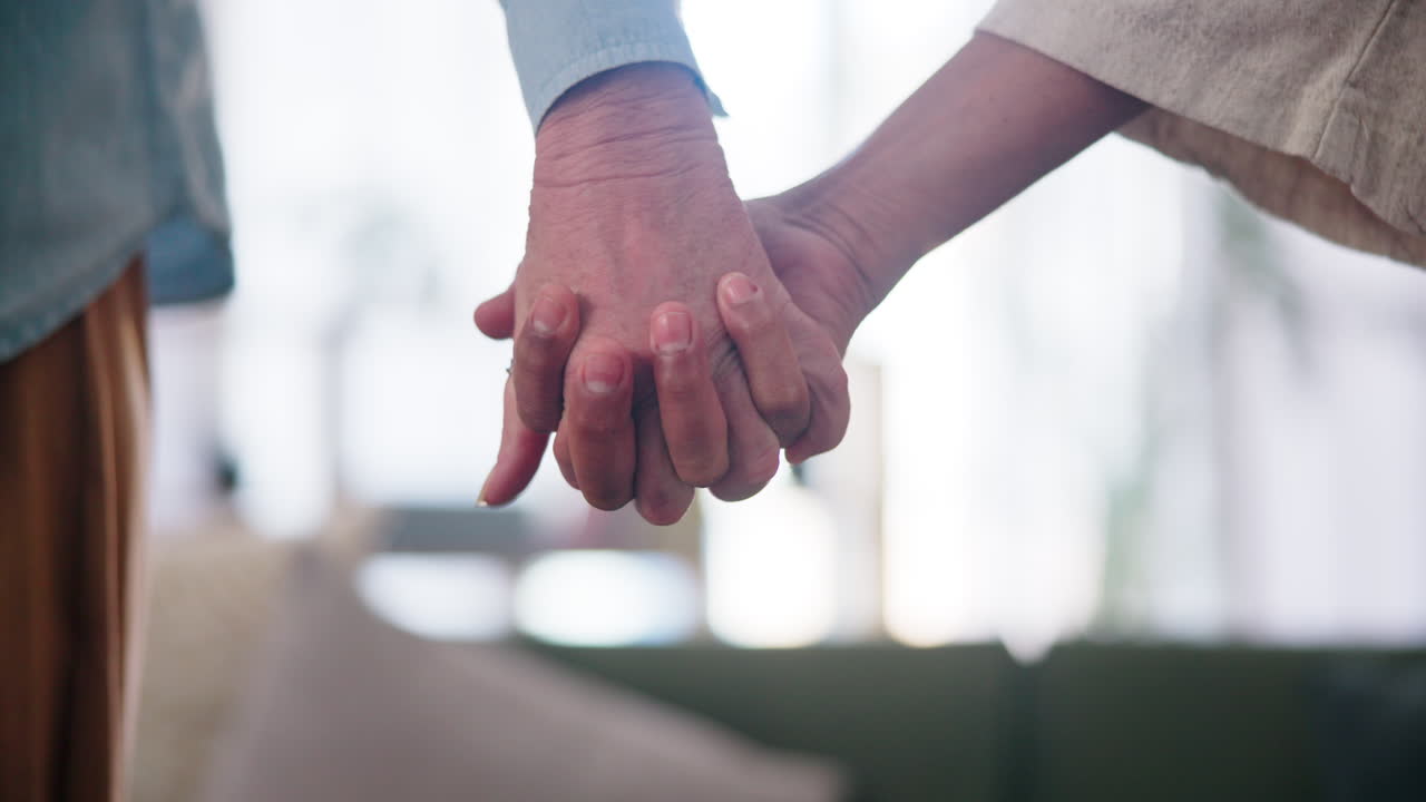 손을 잡고 있는 노인 부부