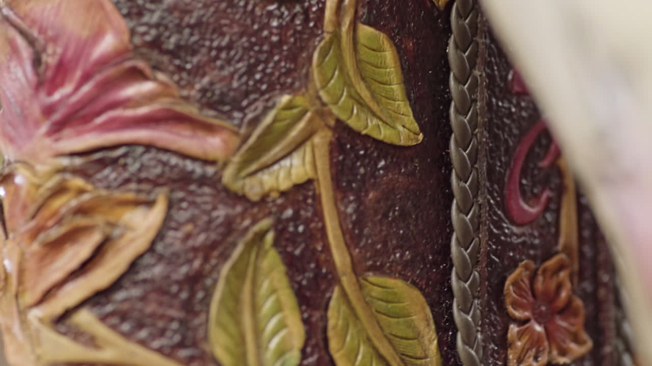 가까운 우아함: 가죽 부츠를 세부적으로 탐구하는 것