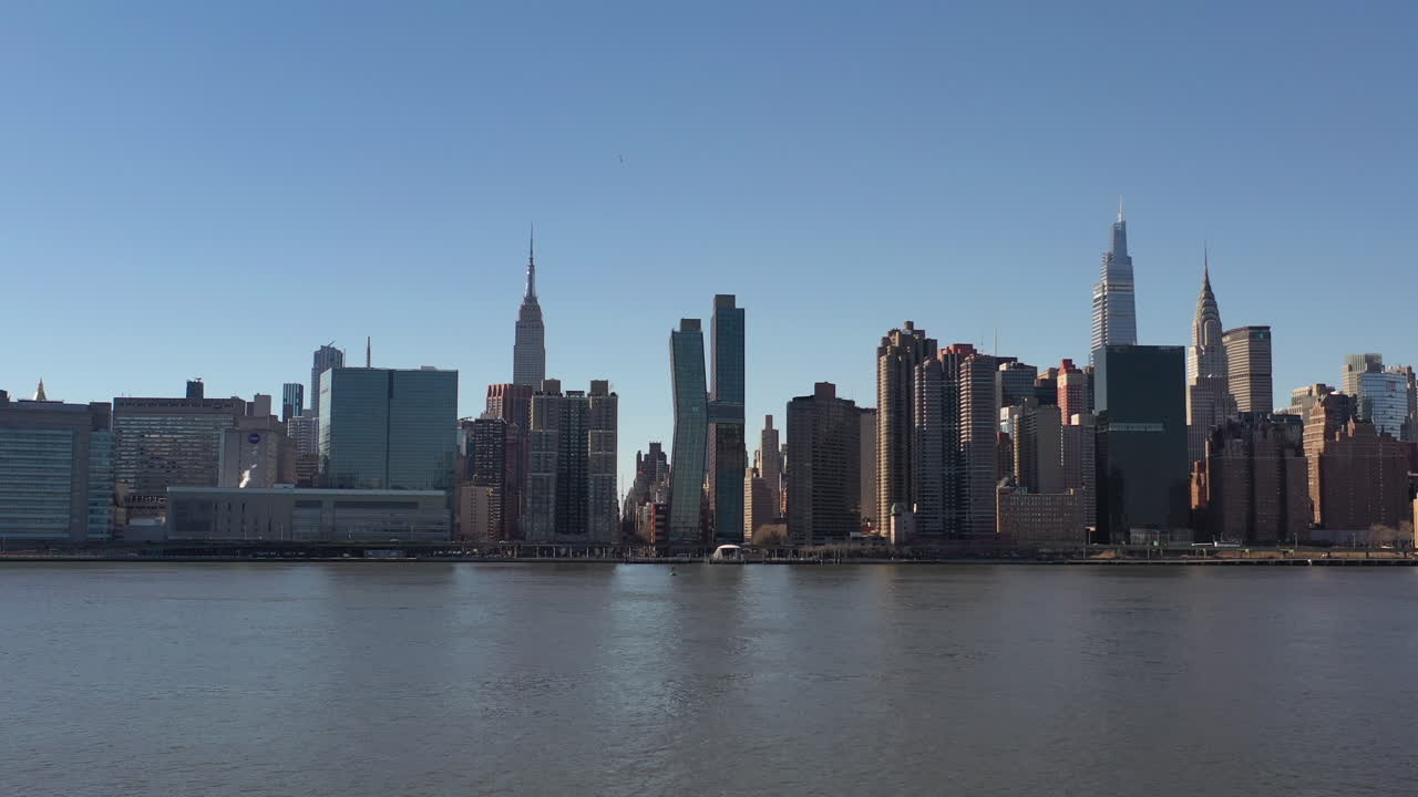 Una vista aerea sul tranquillo East River in una giornata di sole con cieli azzurri