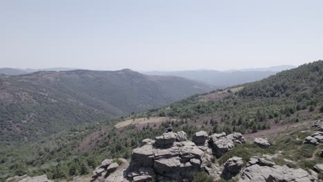 Video-Mit-Drohnenfliegen-Parc-National-Des-Cevennes-Frankreich-Mit-Einer-Einzelnen-Person-Am-Horizont