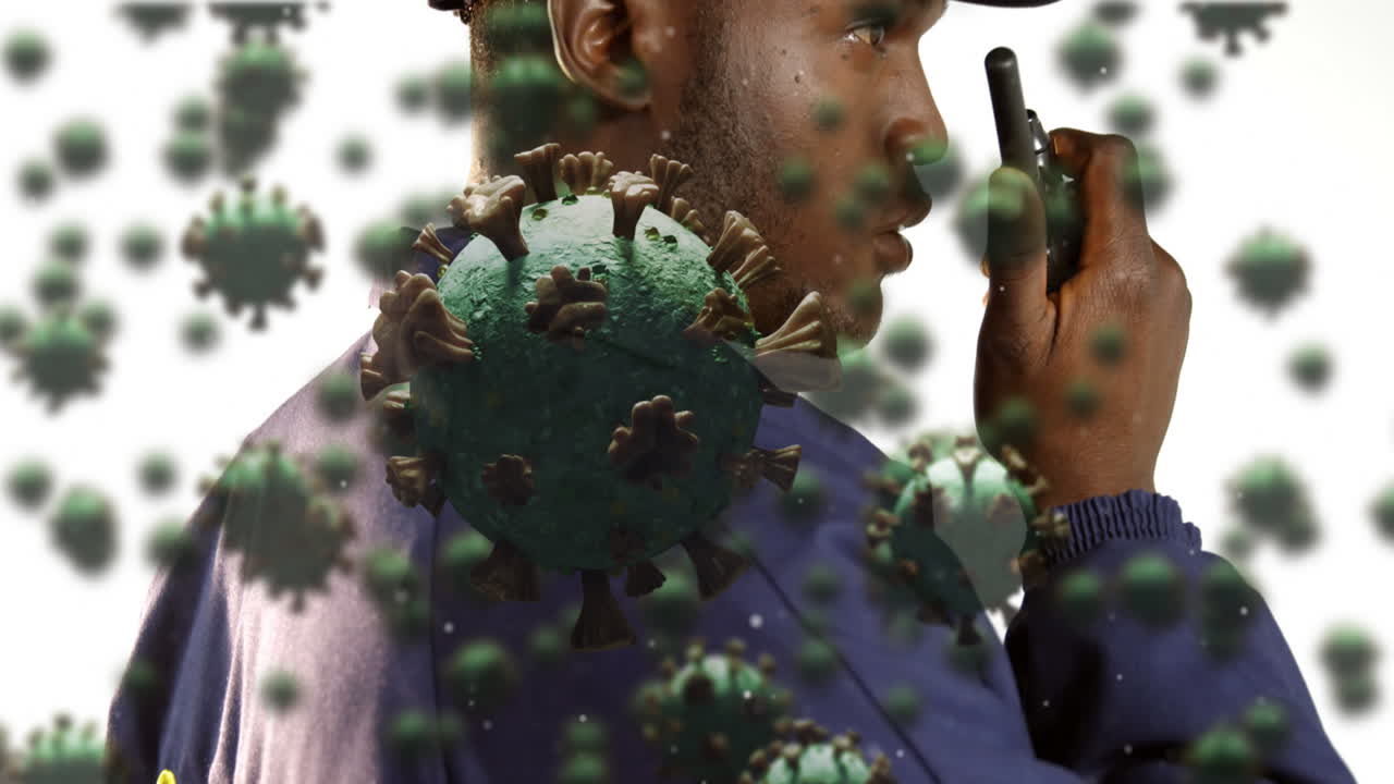 video compuesto digital de células de covid-19 moviéndose contra el hombre usando un walkie talkie en el fondo