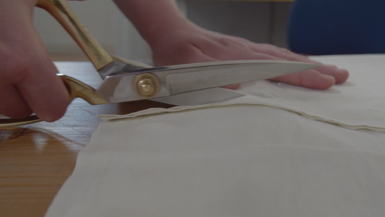 Volgend het zicht op smetteloze metalen scharen die een pad knippen door stof