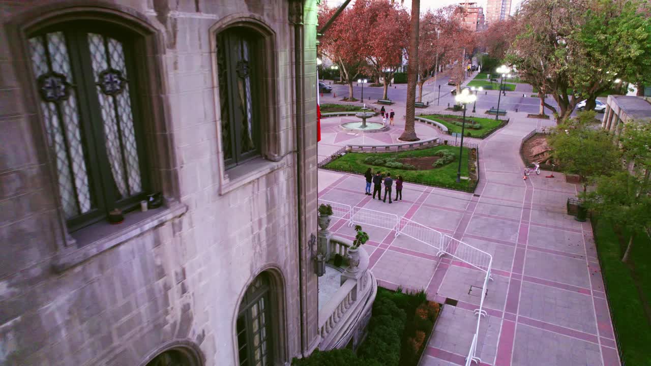 칠레 산티아고 에 있는 헤리티지 팔라벨라 궁전 의 피렌체 양식 의 모자이크 창문 의 세부 사항