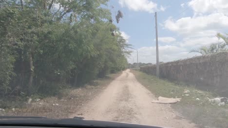 Vista-Desde-El-Interior-De-Un-Coche-En-Una-Carretera-Rural-En-Un-Día-Soleado-Con-Pocas-Nubes