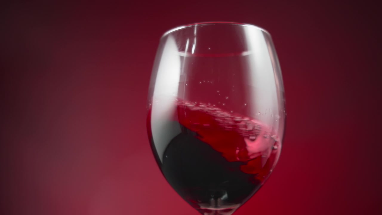 Vino rosso che ondeggia all'interno di un calice da vino