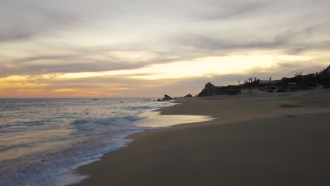 Olas-Rompiendo-En-Una-Playa-Vacía-En-Cabo-San-Lucas,-México,-Al-Atardecer