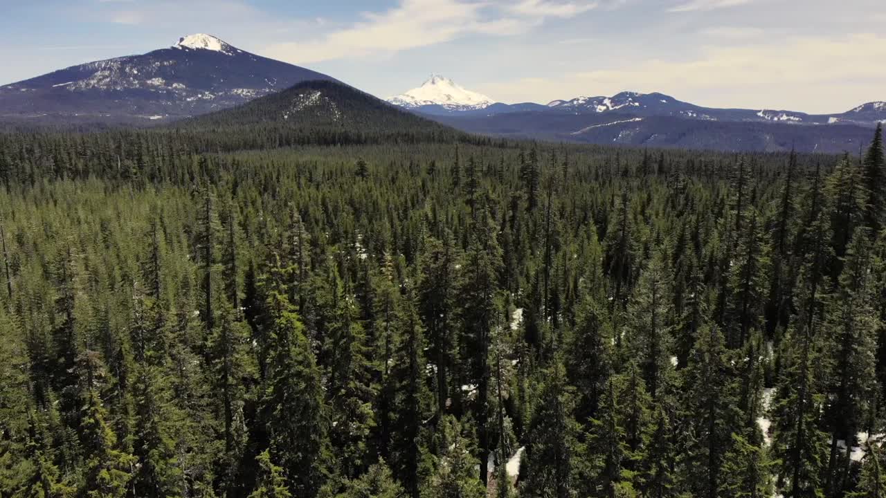 tomada aérea de un dron del desierto de mt. hood, oregon