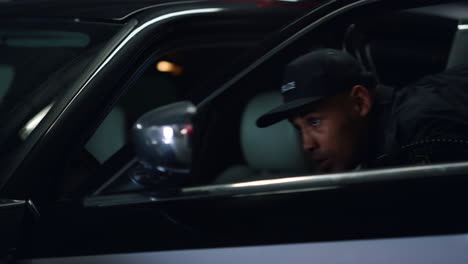 un oficial de policía persiguiendo a un criminal en un coche patrulla. un valiente policía apuntando con un arma.