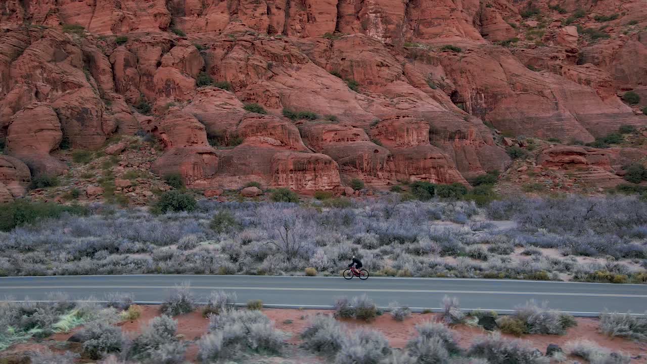미국 유타주 스노우 캐니언 주립공원 앞 스노우 캐년 드라이브에서 자전거를 타는 남자