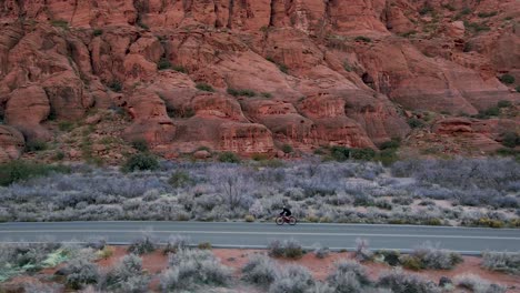 Mann-Radfahren-Auf-Snow-Canyon-Drive-Vor-Dem-Snow-Canyon-State-Park-In-Utah,-USA