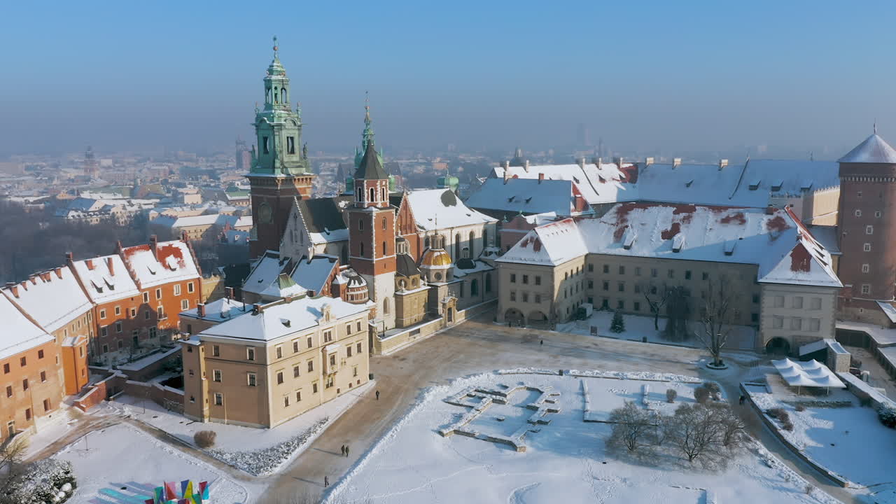 Panorama av snødekt Wawel-slott en magisk vintermorgen med mykt sollys, Krakow, Polen