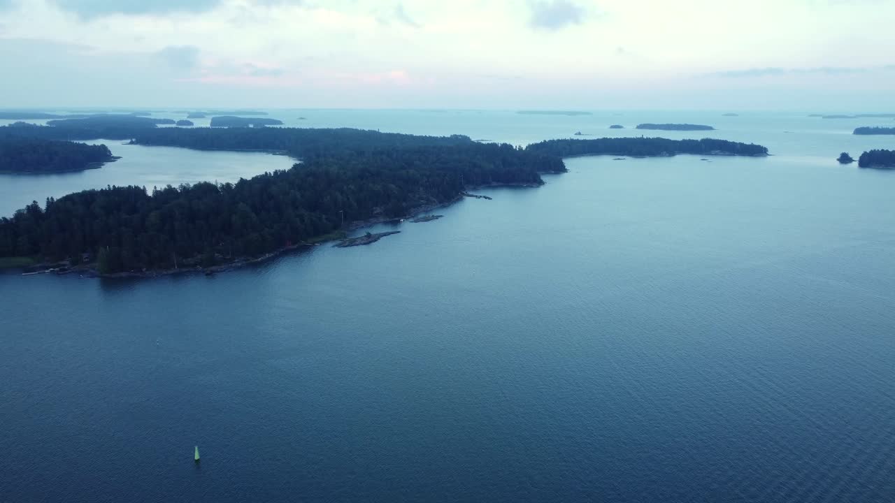 Luftfoto af et øhav med øer i havet