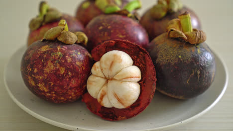 Fresh-ripe-mangosteen-fruits-on-white-plate