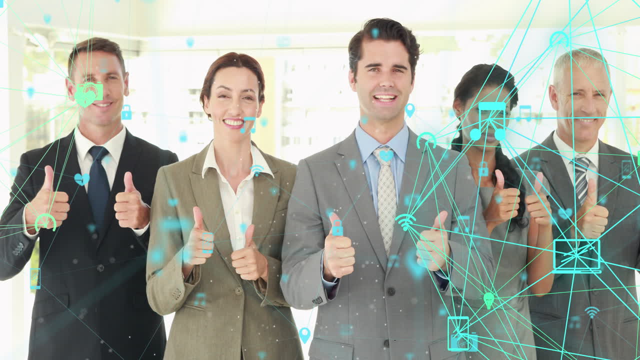 animación iconos conectados formando globos sobre felices compañeros de trabajo diversos dando pulgares hacia arriba en la oficina