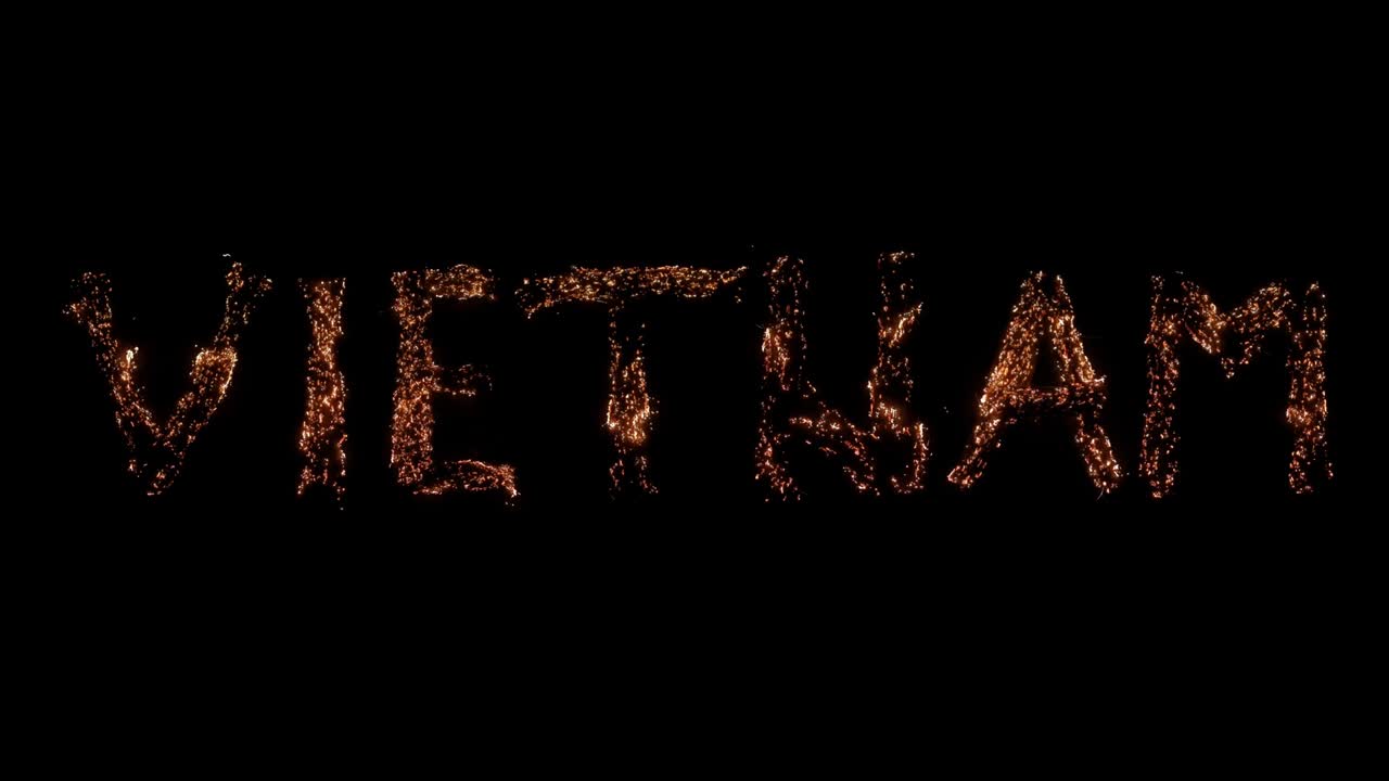 '베트남'이라는 단어가 불타고 있습니다. 투명한 배경에 연기가 아오르고 있습니다. 아름답습니다.