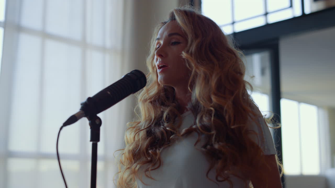 젊은 여성이 거실에서 연습하고 있습니다.