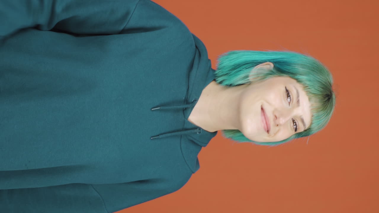 video vertical de una mujer joven haciendo un gesto positivo a la cámara.