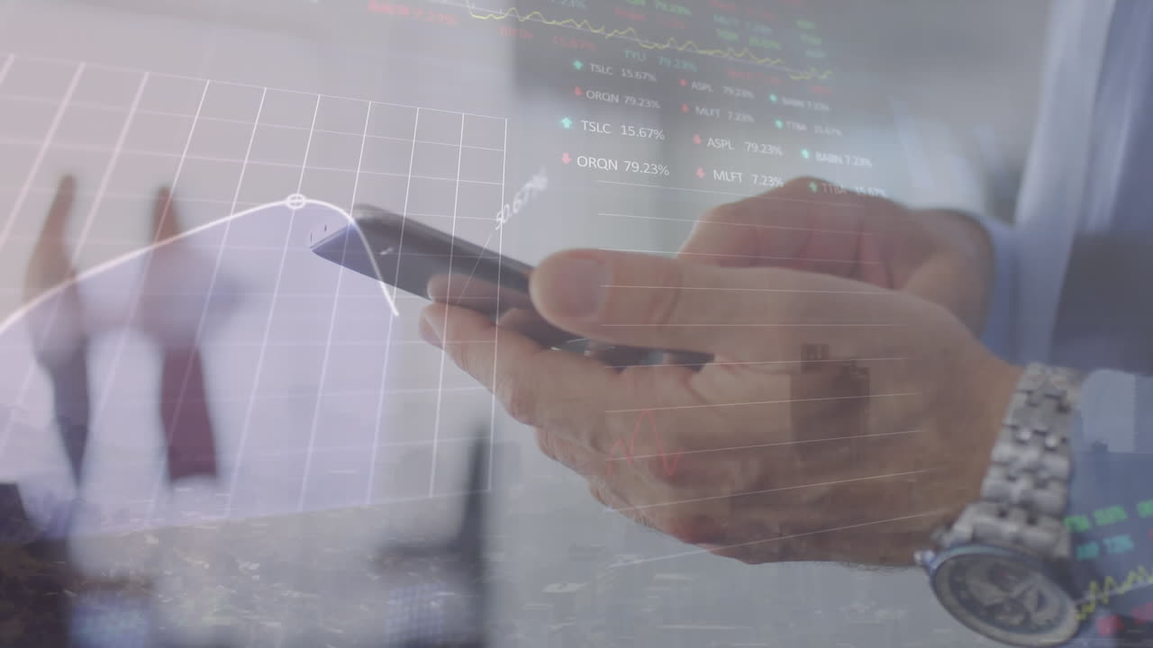 animación del procesamiento de datos del mercado de valores en la sección media del empresario que utiliza un teléfono inteligente.