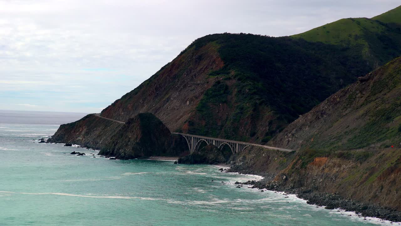 vistas desde la carretera de la costa pacífica de california a principios de la primavera