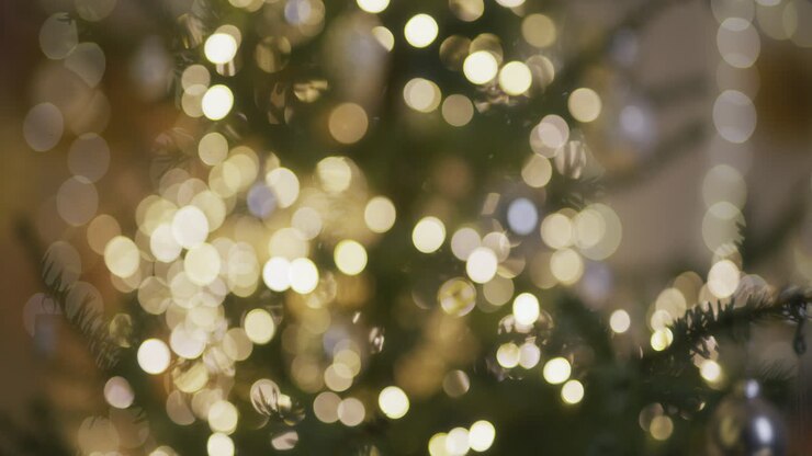 крупный план рождественского украшения на фоне зажженных рождественских огней