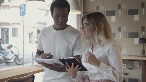 compañeros de trabajo positivos discutiendo la estrategia de inicio