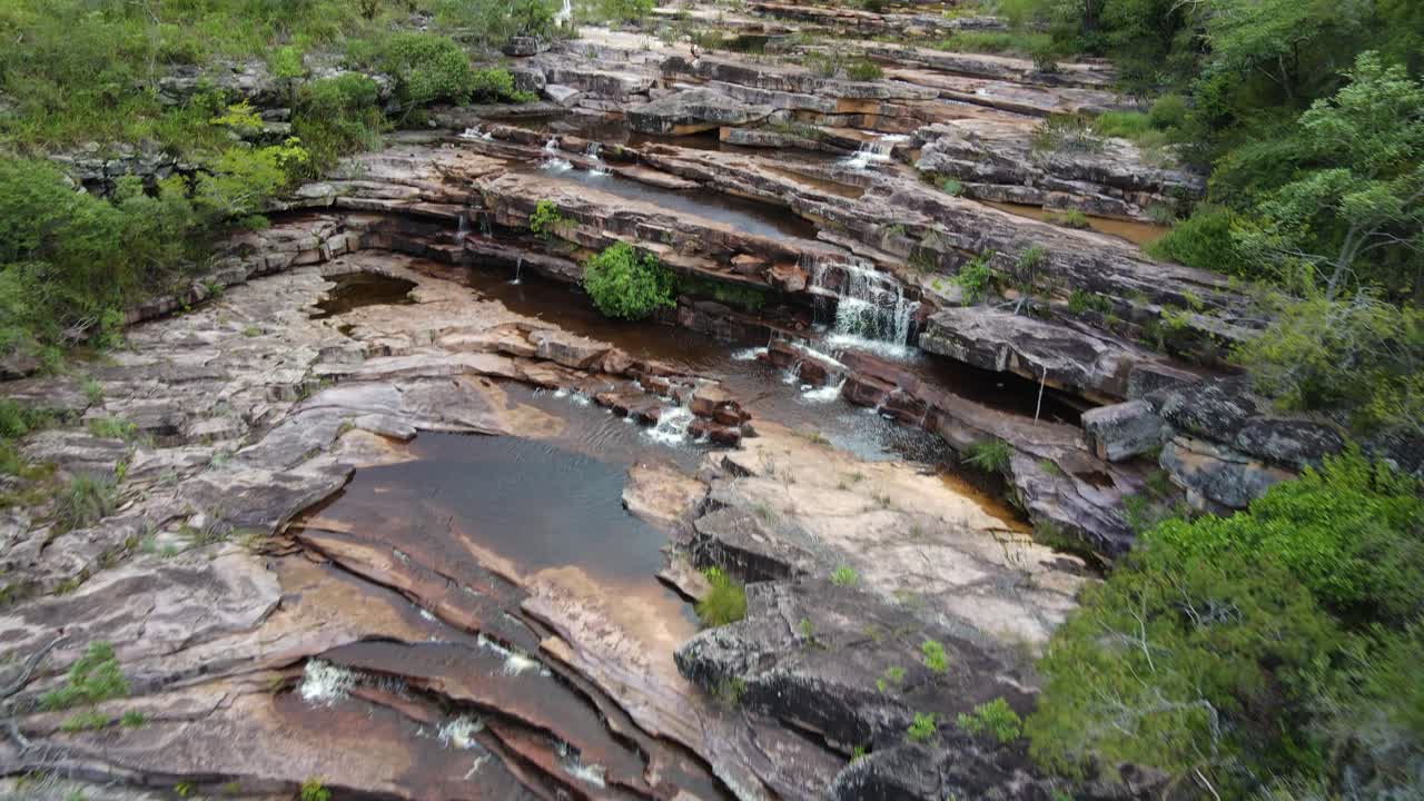 toma épica de drones de una serie de cascadas en medio de una hermosa jungla