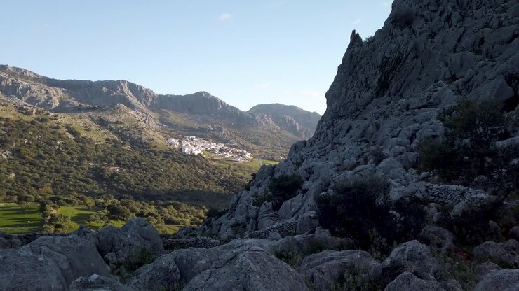 Cittadina spagnola di Benaocaz in lontananza oltre la montagna rocciosa e la valle a Cadice