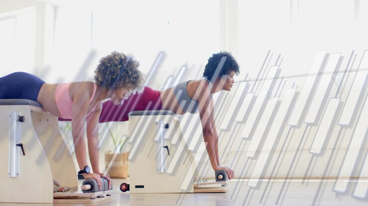 Donne che si allenano su attrezzature fitness, con animazione di linee geometriche sullo sfondo.