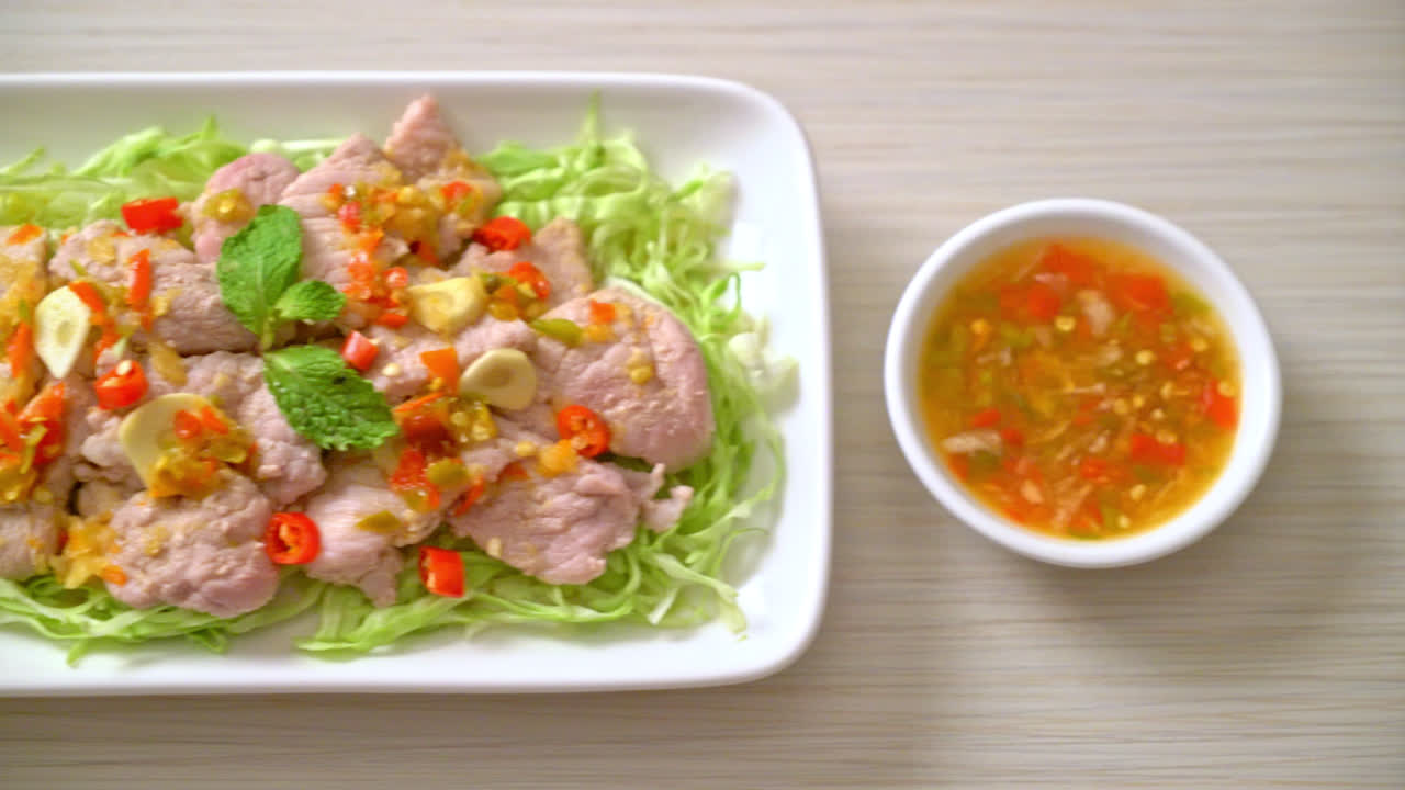 매운 돼지고기 샐러드 또는 라임 마늘과 칠리 소스를 곁들인 삶은 돼지고기