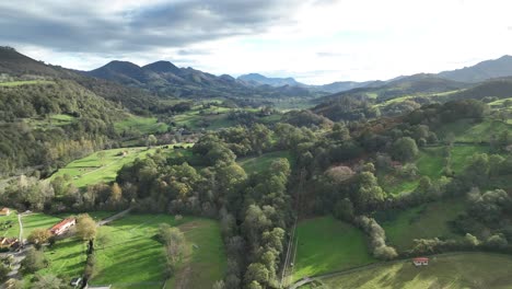 Espectacular-Vuelo-Del-Mavic-3-Sobre-Los-Valles-Asturianos-En-La-Falda-De-Los-Picos-De-Europa