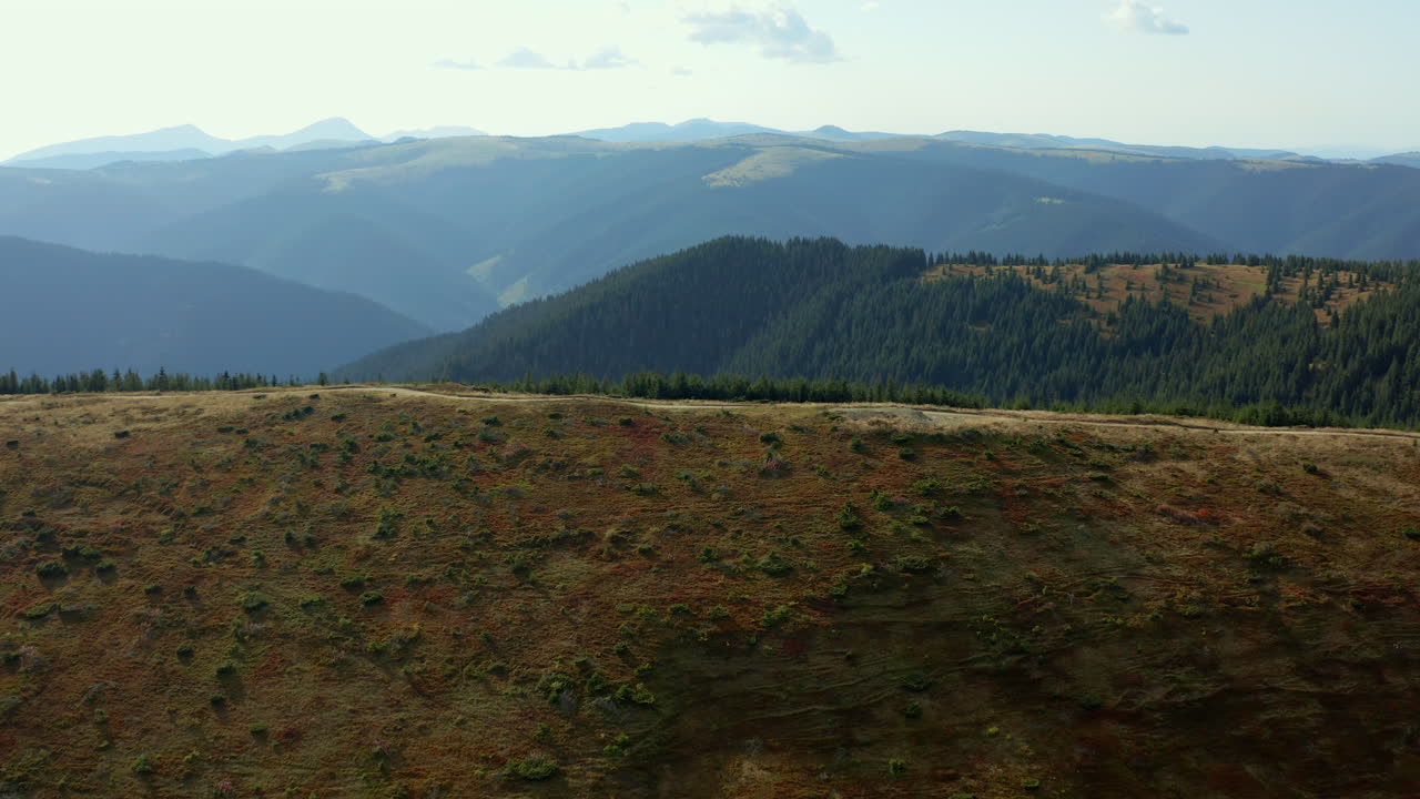 impresionante carretera de montaña verde temporada de verano contra grandes y hermosos picos rocosos