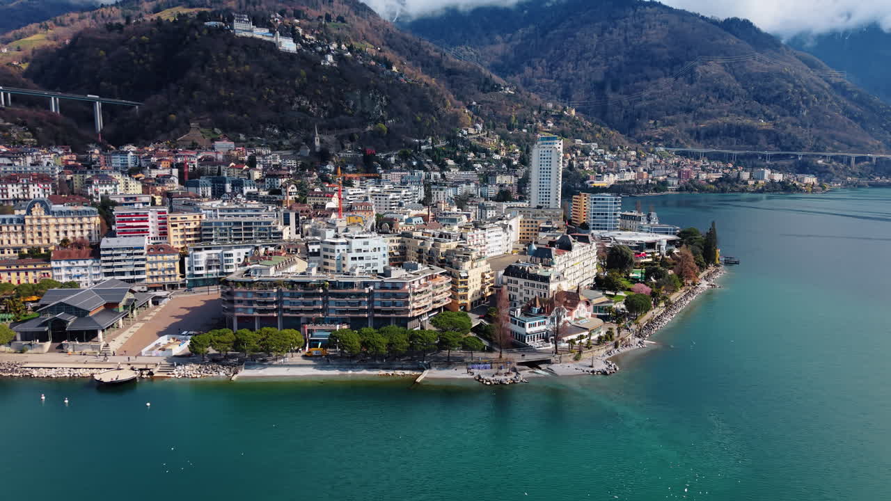 Luftaufnahme: Marktplatz Montreux, Uferpromenade und Stadtbild tagsüber im Kanton Waadt, Schweiz, Parallax-Drohnenaufnahme.