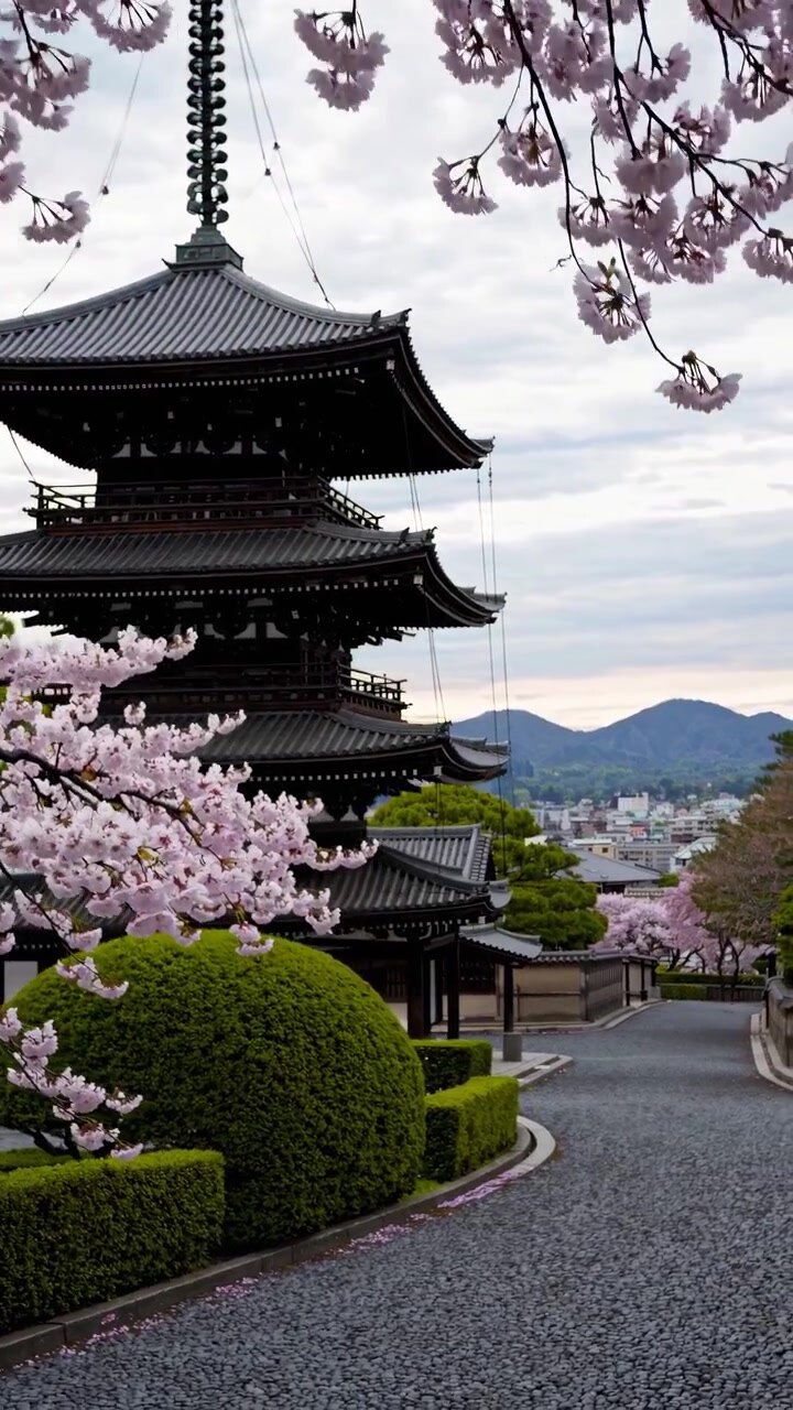 Pagoda tradizionale giapponese circondata da ciliegi in fiore