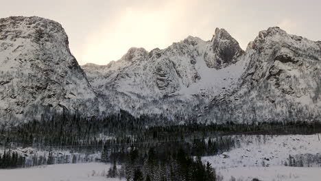 Wunderschöne-Lofoten-Landschaft-Mit-Bergen-Im-Hintergrund