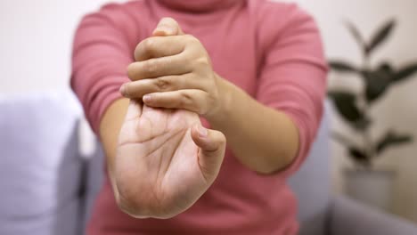 Las-Mujeres-Que-Se-Estiran-Las-Manos-Después-De-Un-Intenso-Día-De-Oficina-En-Casa-Protegen-El-Síndrome-De-La-Oficina