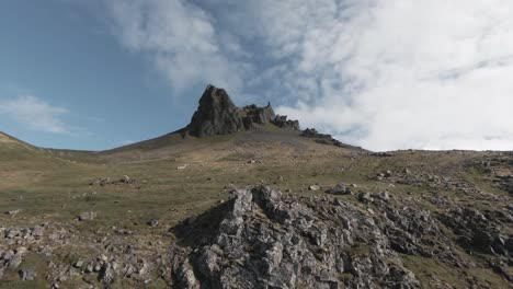 Fliegen-In-Richtung-Scharfer,-Spektakulärer-Berggipfel-Im-Sommer,-Island