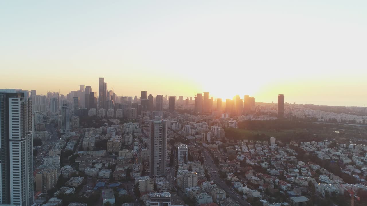 Vista aérea de Tel Aviv ao pôr do sol, cidade no Oriente Médio em Israel. Panorama da paisagem urbana moderna com distrito financeiro, edifícios altos e imóveis.