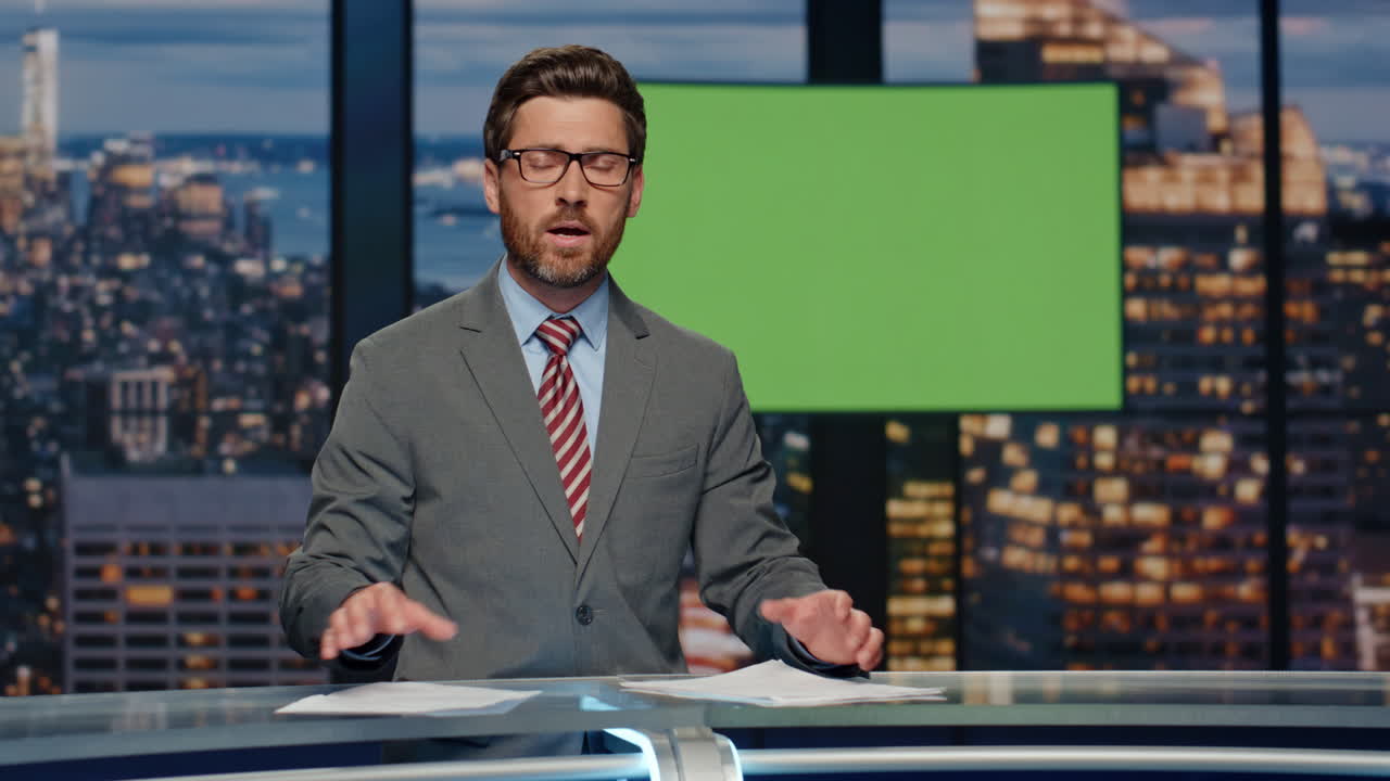 저녁 뉴스 기자가 그린 스크린 모니터에서 방송 tv 스튜디오 클로즈업