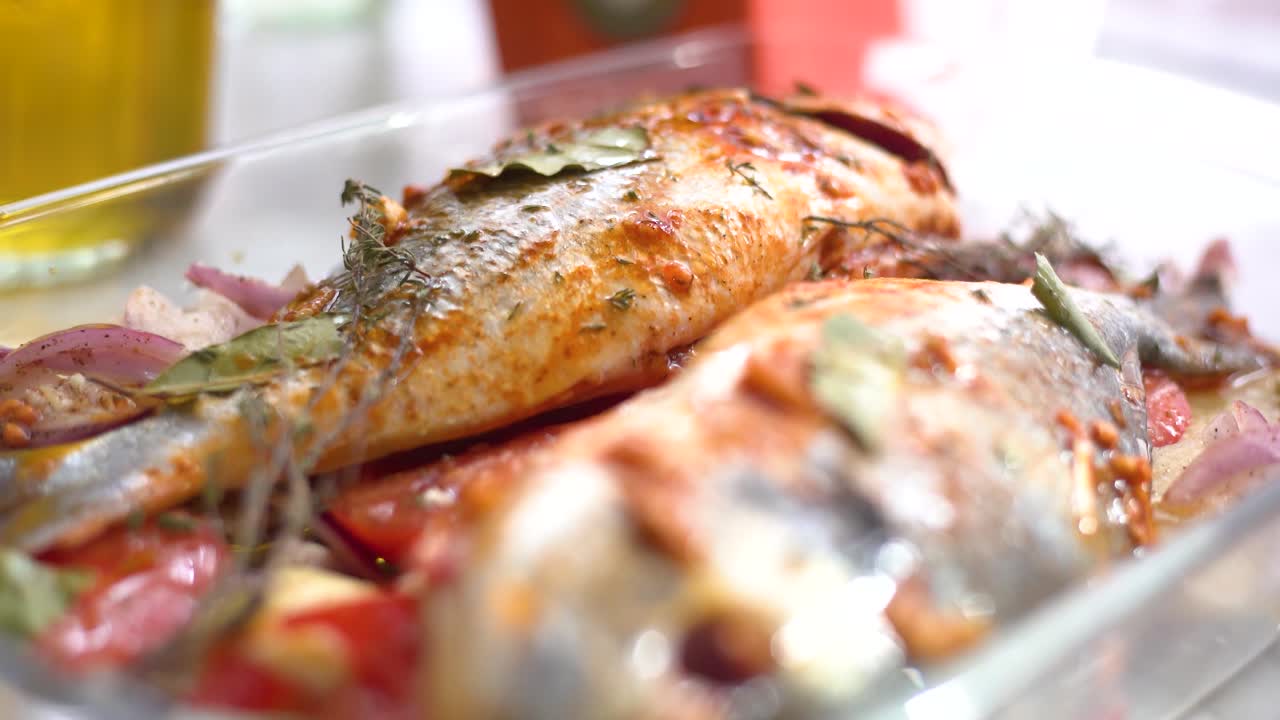 pon la bestia de mar en el plato y agrega las hierbas de provenza