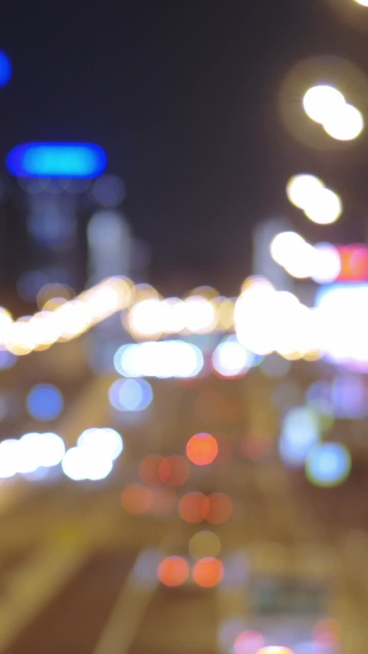 luces borrosas de la ciudad por la noche