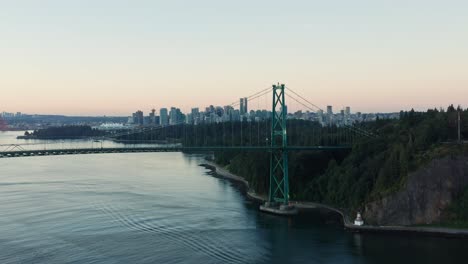 Atemberaubende-Drohnen-Luftaufnahme,-Die-In-Richtung-Lions-Gate-Bridge-Und-Vancouver-City,-Kanada,-Fliegt