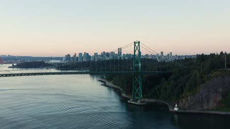 impresionante toma aérea de drones volando hacia el puente lions gate y la ciudad de vancouver, canda