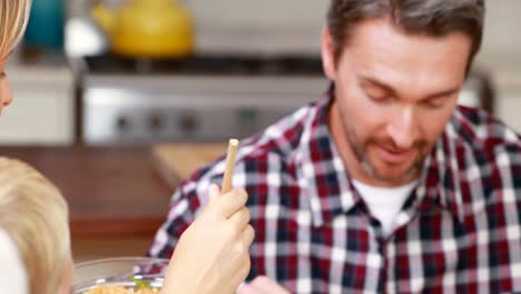 Lächelnde-Familie-Beim-Abendessen