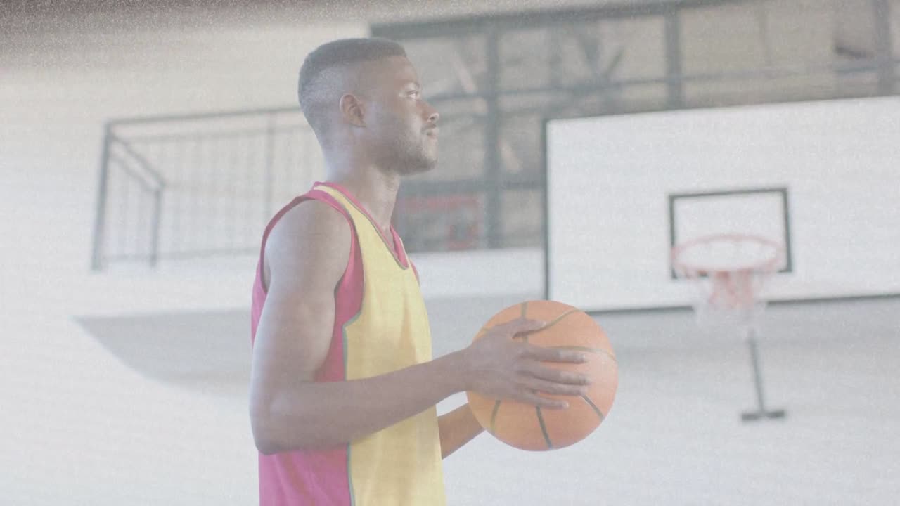 Uomo che tiene un pallone da basket, si sposta, mira al canestro e si gira verso la telecamera, con un'overlay che si muove sull'uomo