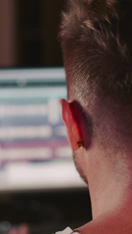 el director de sonido trabaja en la computadora mezclando sonido en el estudio de grabación. el artista revisa la pista de sonido con equipos digitales en el lugar de trabajo. el autor de música crea éxitos